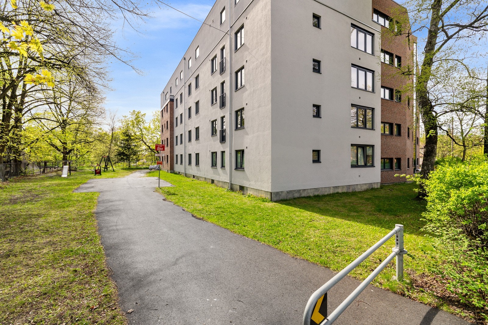 Området ligger mellom St. Hanshaugen og Majorstuen, med kort avstand til både Bislett og Blindern. Galleribilde