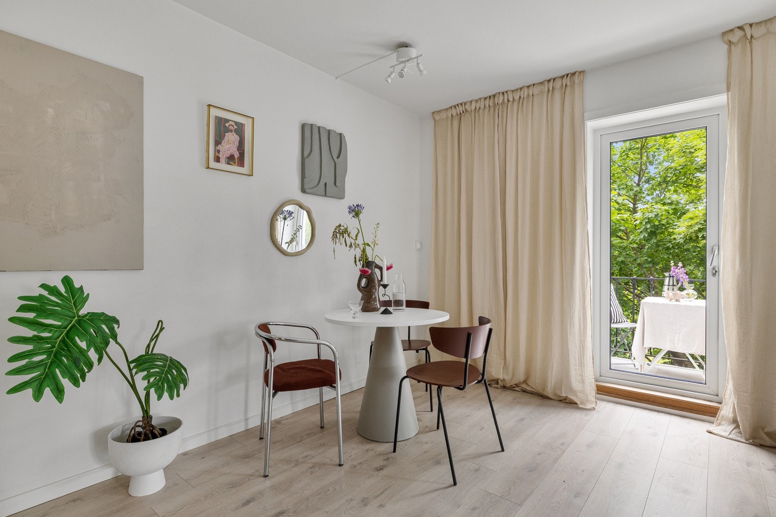 Fra stuen er det direkte utgang til en solrik balkong på ca. 2 m² - perfekt for morgenkaffen eller ettermiddagsroen. Galleribilde