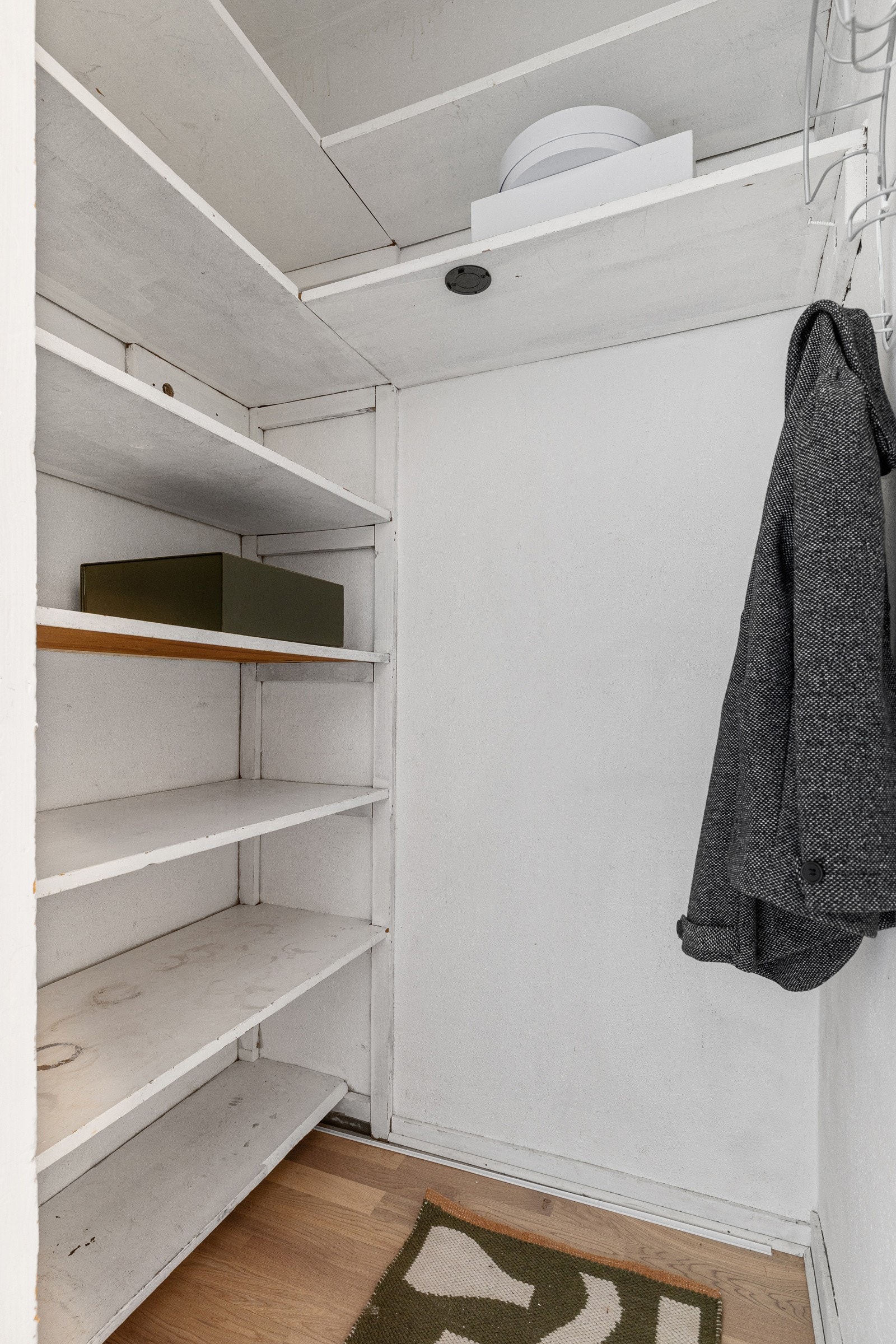 Innvendig bod som gir ekstra oppbevaringsmuligheter av yttertøy og sko. Galleribilde