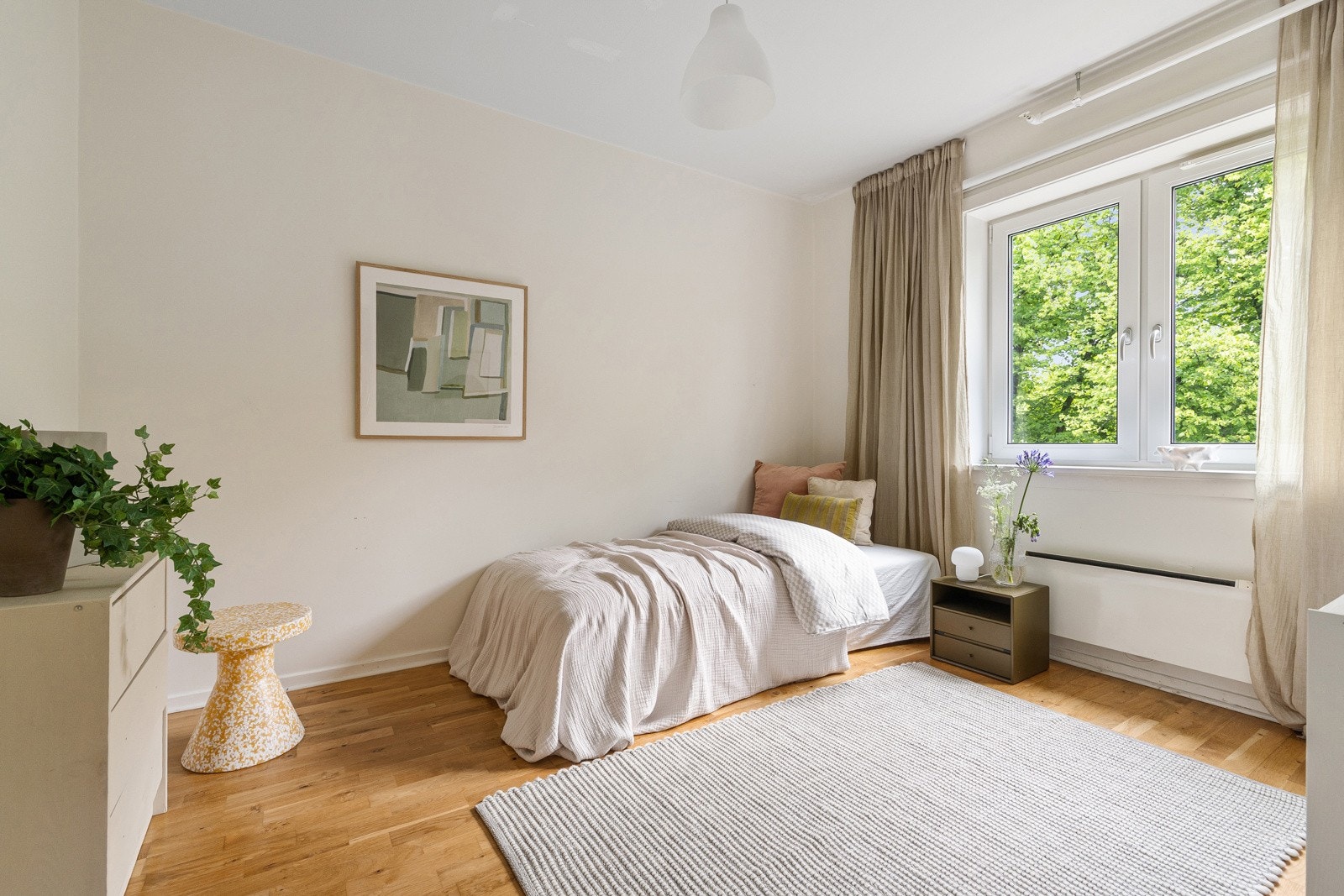 Store vindusflater gir rikelig med naturlig lys og bidrar til en lys og luftig romfølelse. Galleribilde