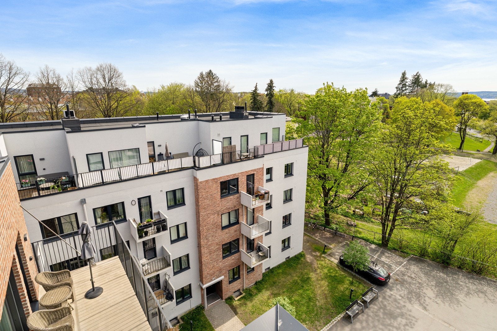 Leiligheten ligger sentralt til på Lindern/Adamstuen, et sjarmerende og populært område sentralt i Oslo, kjent for sin historiske sjarm og grønne omgivelser. Galleribilde