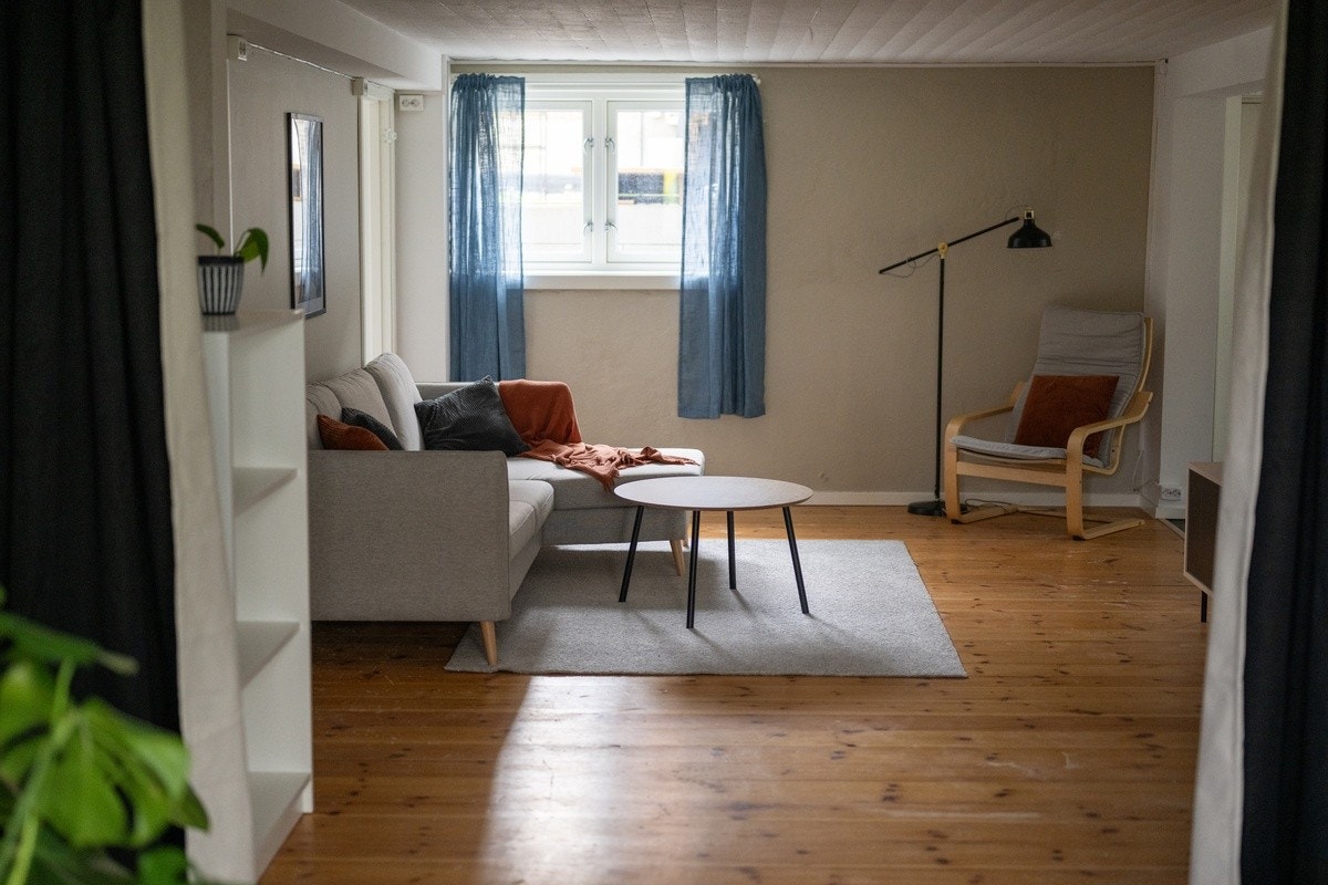 Romslig og lys stue Galleribilde