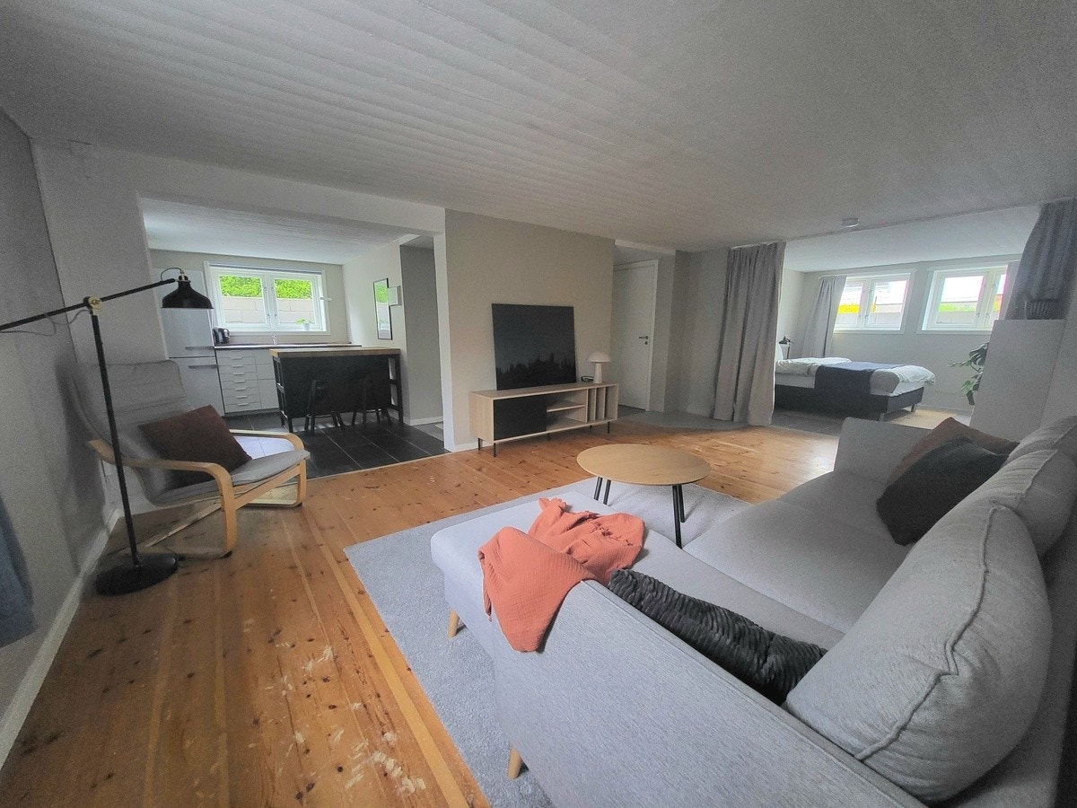 Stuen får inn lys fra vinduer på tre sider Galleribilde
