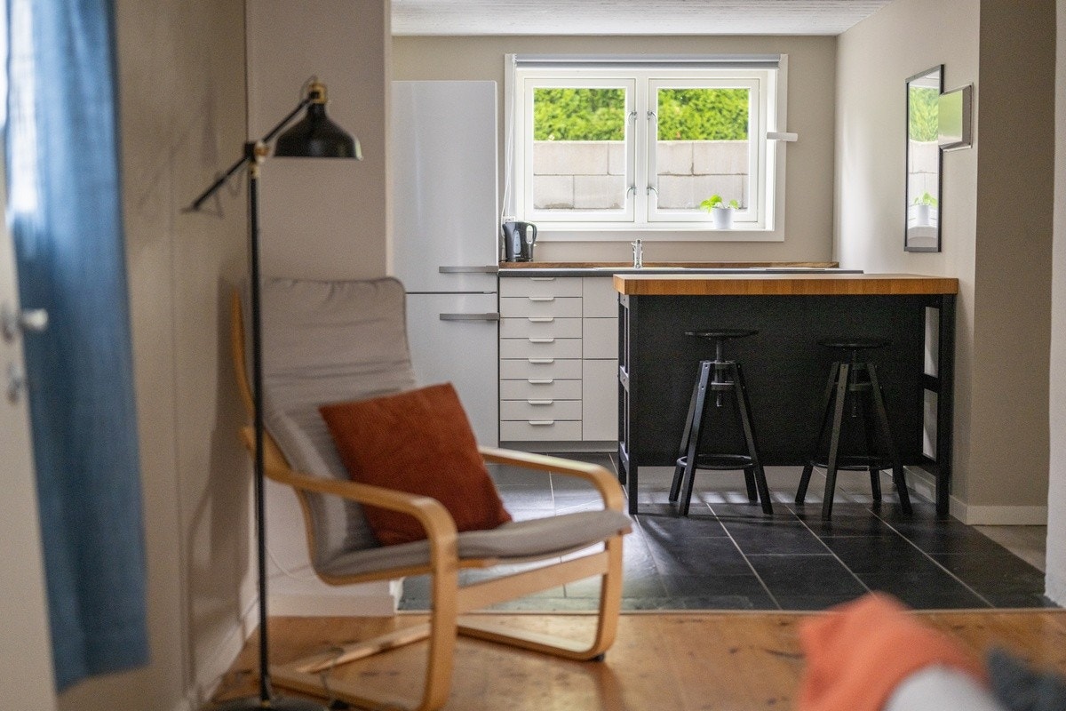 Kjøkken med kjøleskap, koketopp, komfyr og varmekabler. Galleribilde