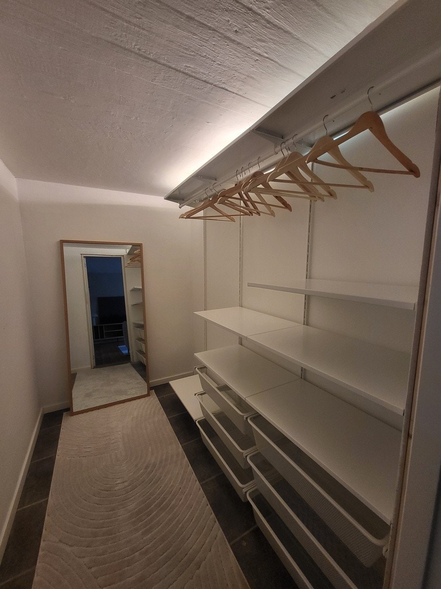 Walk in closet med god plass til klær og sko Galleribilde