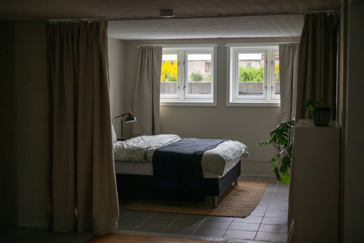 Sovealkove adskilt fra stuen med tykke gardiner. Varmekabler i gulv Galleribilde
