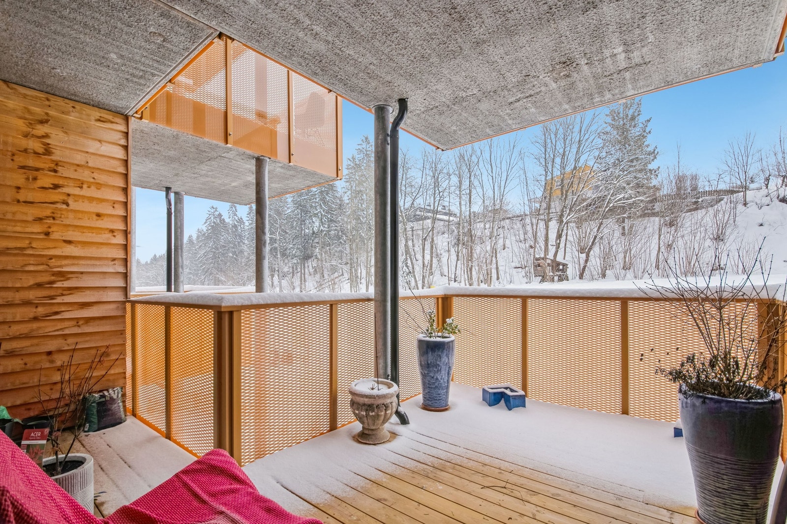 Romslig veranda 11m2. Hele verandaen er ikke synlig her. Galleribilde