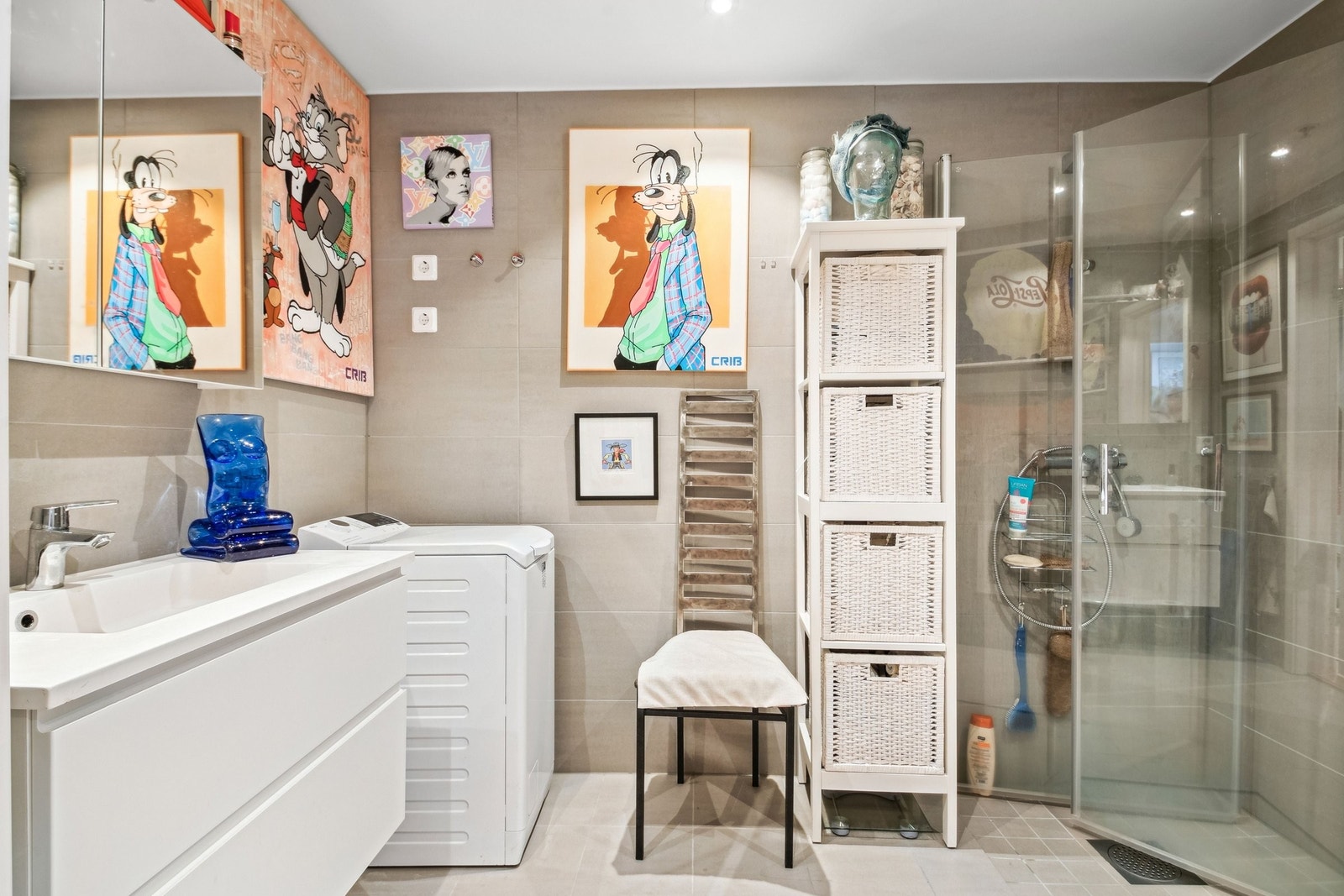 Bad.Med mulighet til å lukke dusjdørene sammen, da de ikke er i bruk. Galleribilde