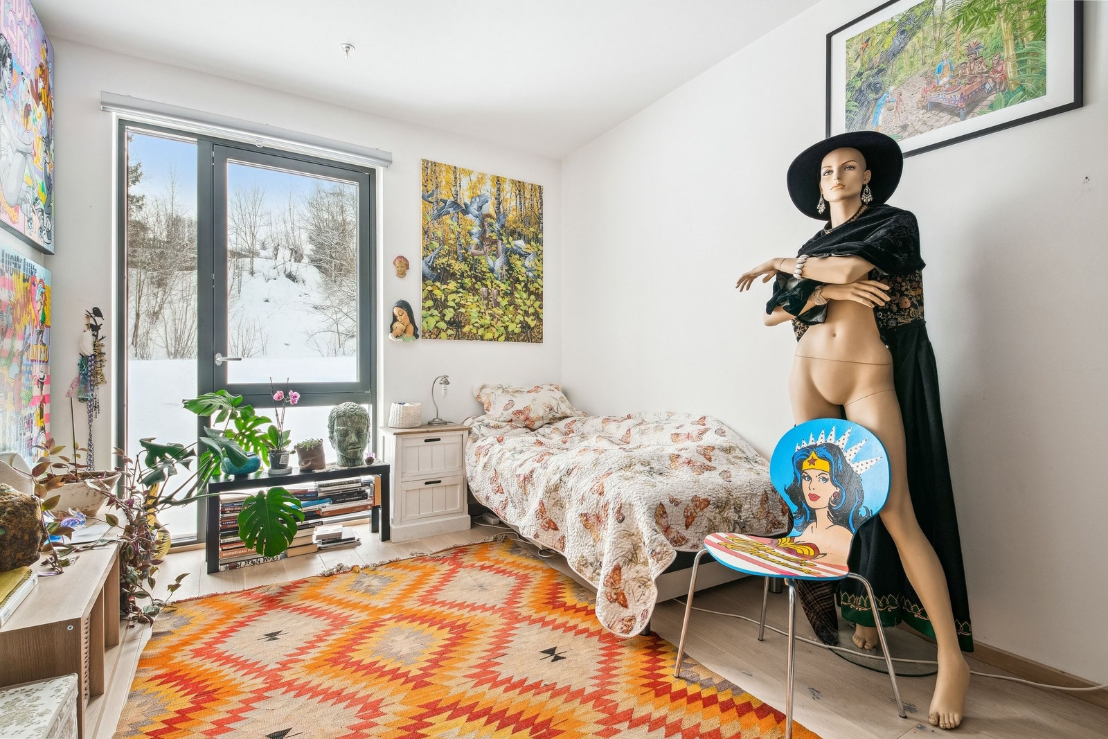 Stort luftig soverom. Med god plass til dobbeltseng og flere skap. 270 under tak. Vindu fra vegg til tak. Galleribilde