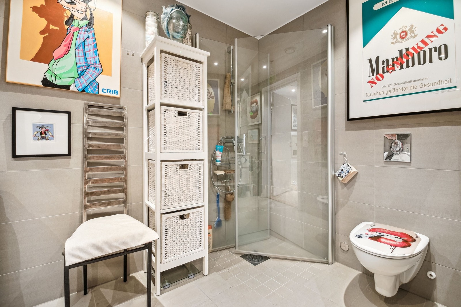 God lagringsplass på bad. Galleribilde