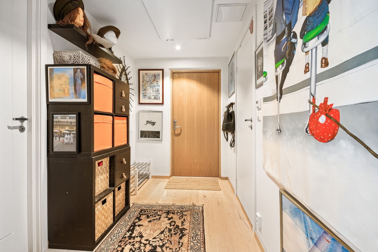 Gang har også plass til store skap. I alle gulv finnes vannbåren igjennvunnet vann. Galleribilde