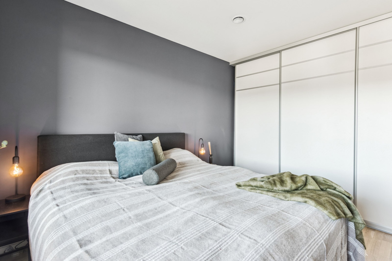 Soverommet har store garderobeskap med plass til mye oppbevaring. Galleribilde