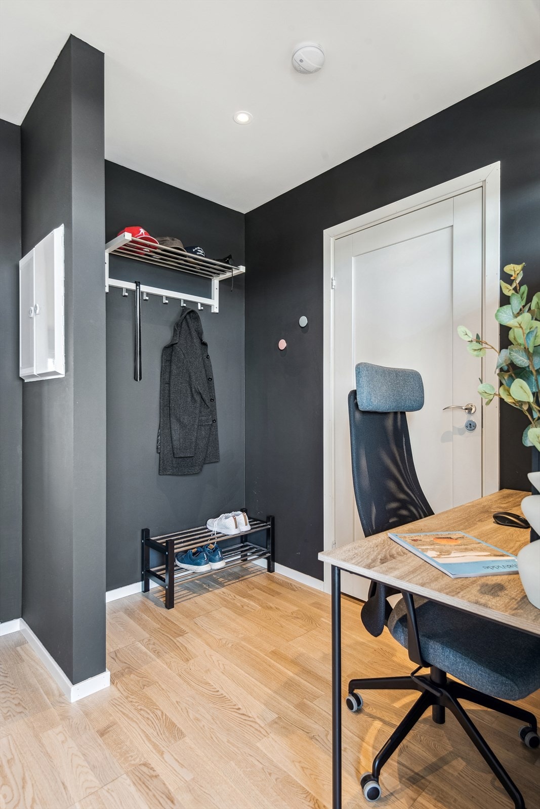Fra gangen og kontorplassen er det inngang til en romslig bod/teknisk rom. Galleribilde