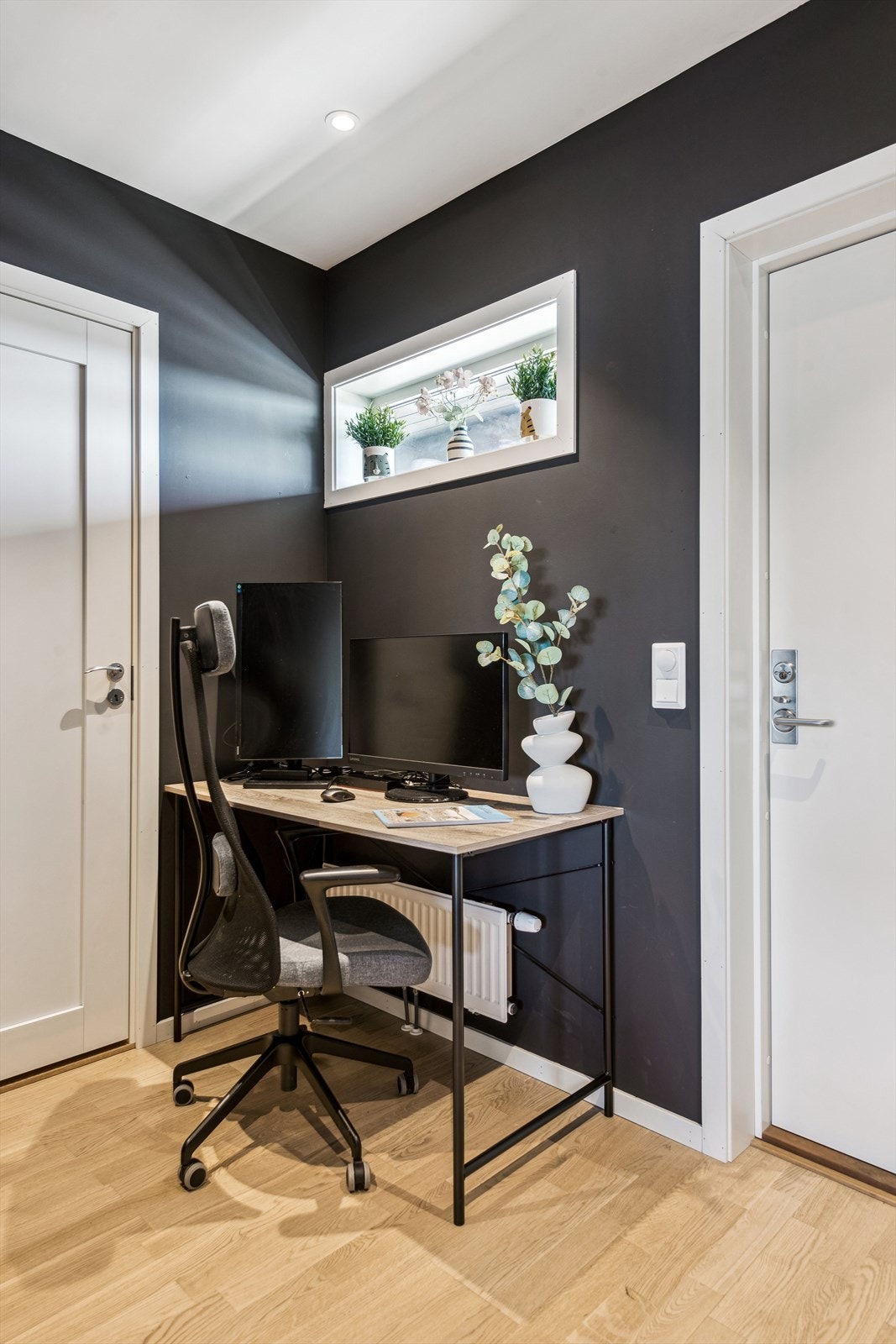 I entreen har du plass til kontorløsning perfekt til hjemmekontor eller studiehverdagen. Galleribilde