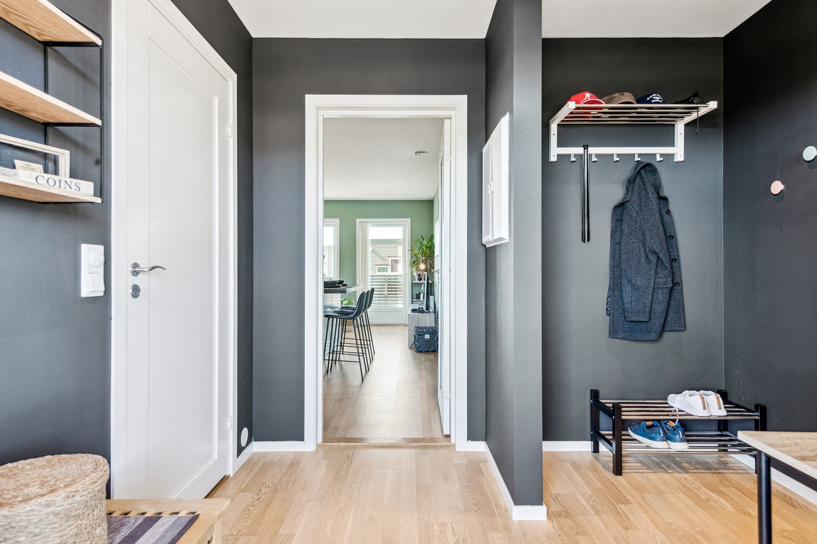 Romslig gang med plass til å henge fra seg yttertøyet og sette fra seg skoene. Galleribilde