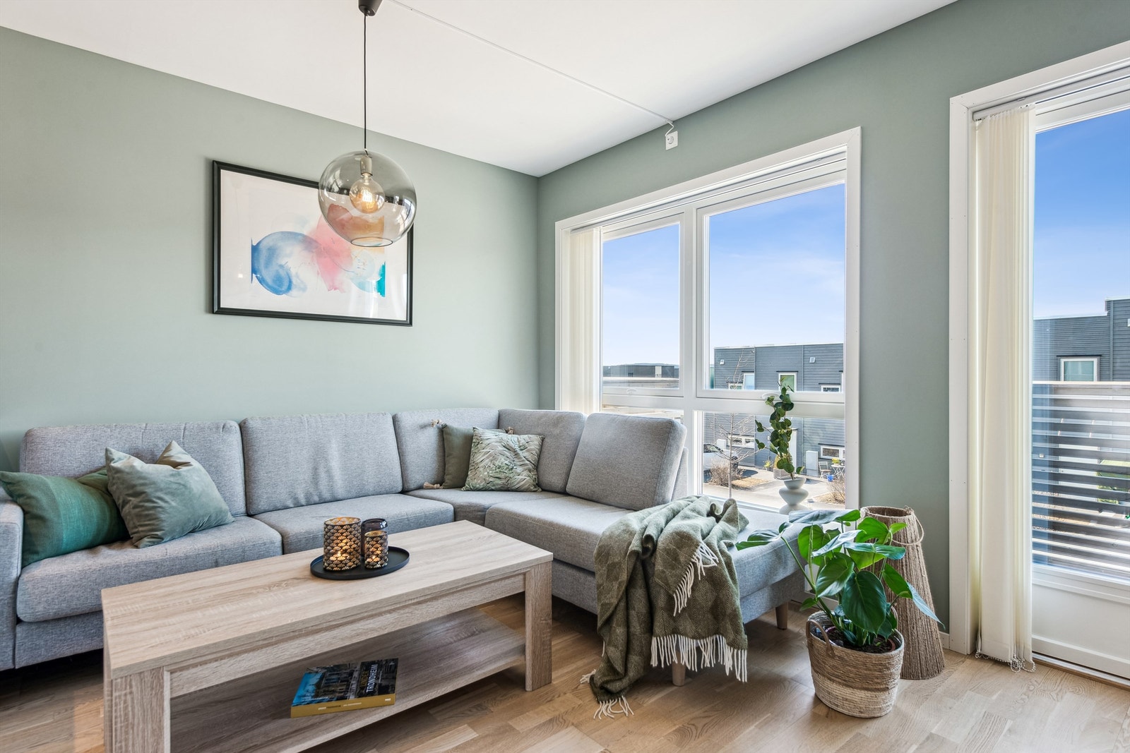 Stue med store vindusflater som gir rikelig med dagslys. Galleribilde