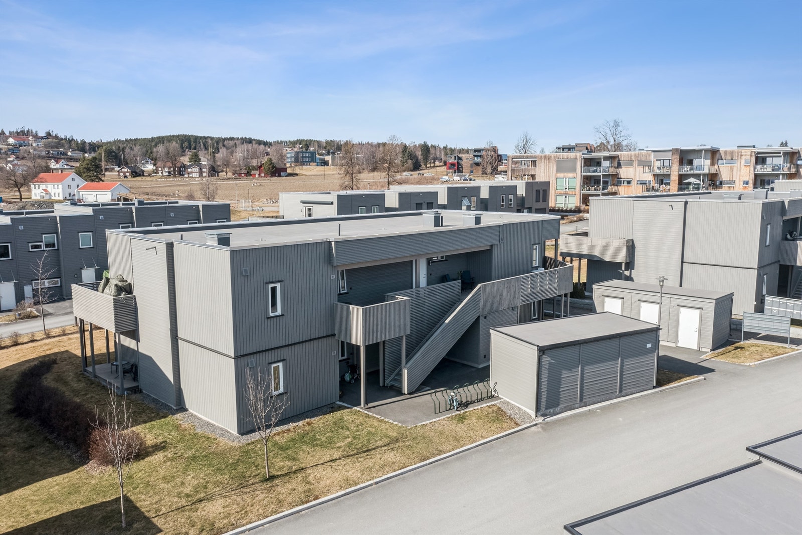 Leiligheten ligger i 2. etg. Med leiligheten følger parkeringsplass i carport og sportsbod. Galleribilde