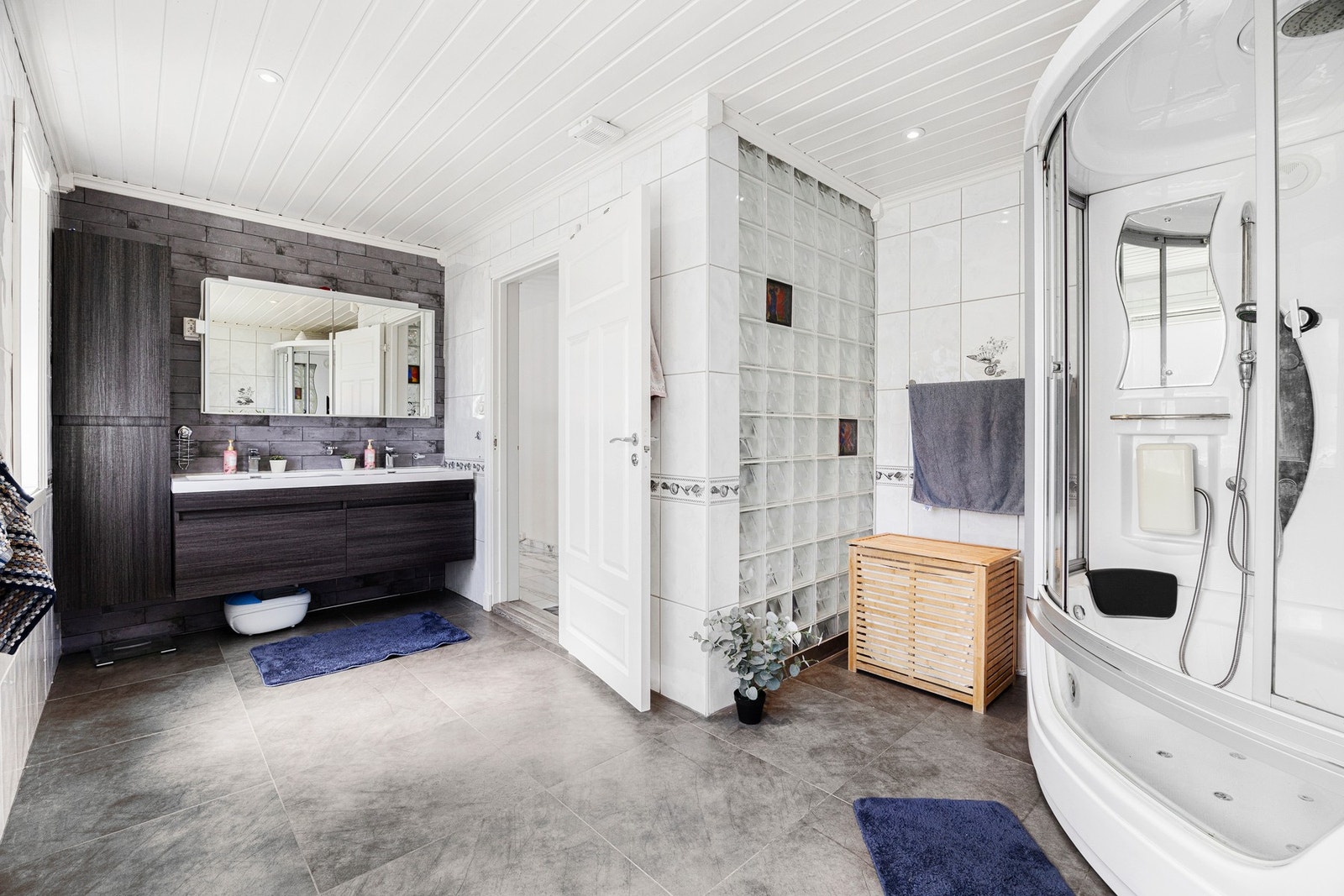 Videre i etasjen er det et pent flislagt bad med flislagte flater og varmekabler i gulv. Galleribilde