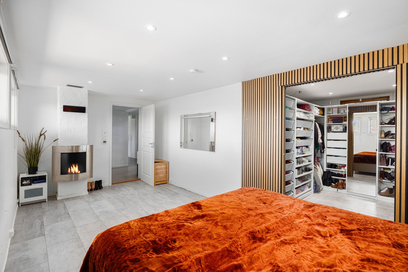 Soverommet har downlights i taket og sjarmerende takhøyde. Galleribilde