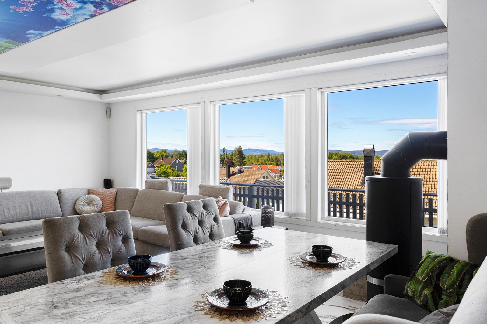 I stuen er det plass til en trivelig spisegruppe. Galleribilde