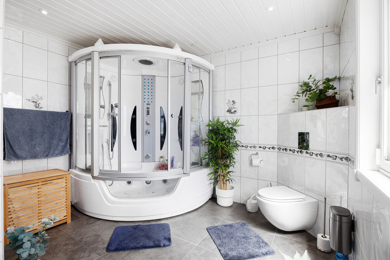 Badet består av vegghengt wc, servant, speil på vegg og belysning. Galleribilde