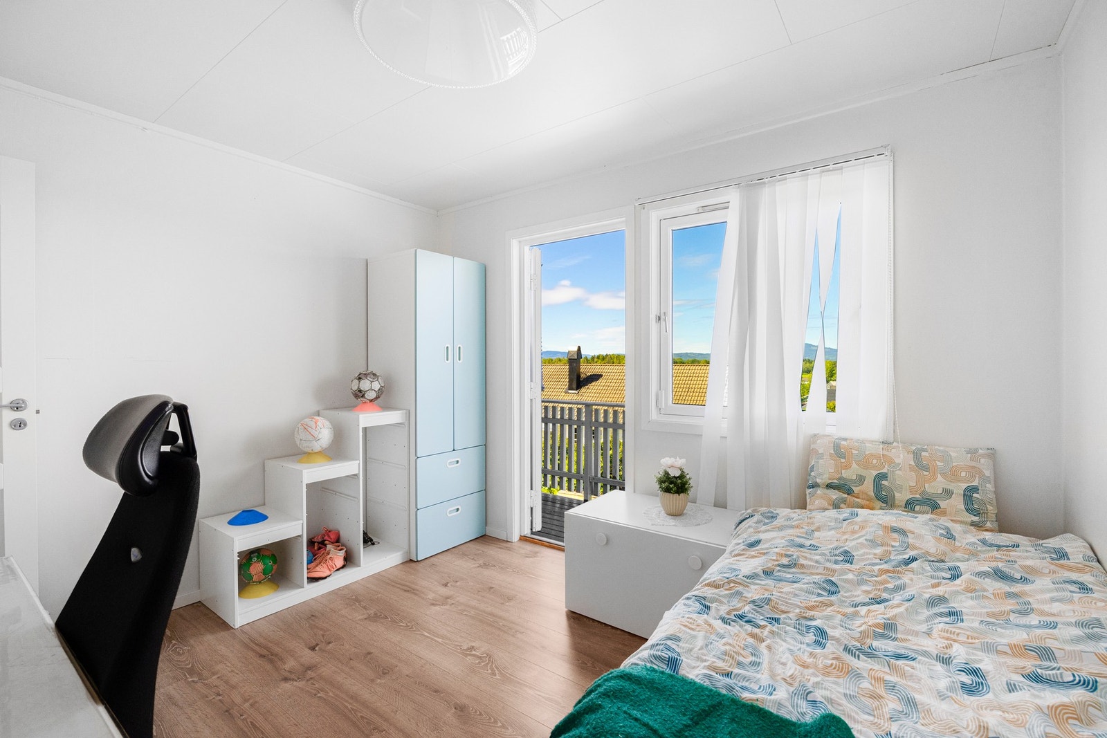 Soverommet har plass til dobbeltseng, nattbord og garderobeskap. Galleribilde