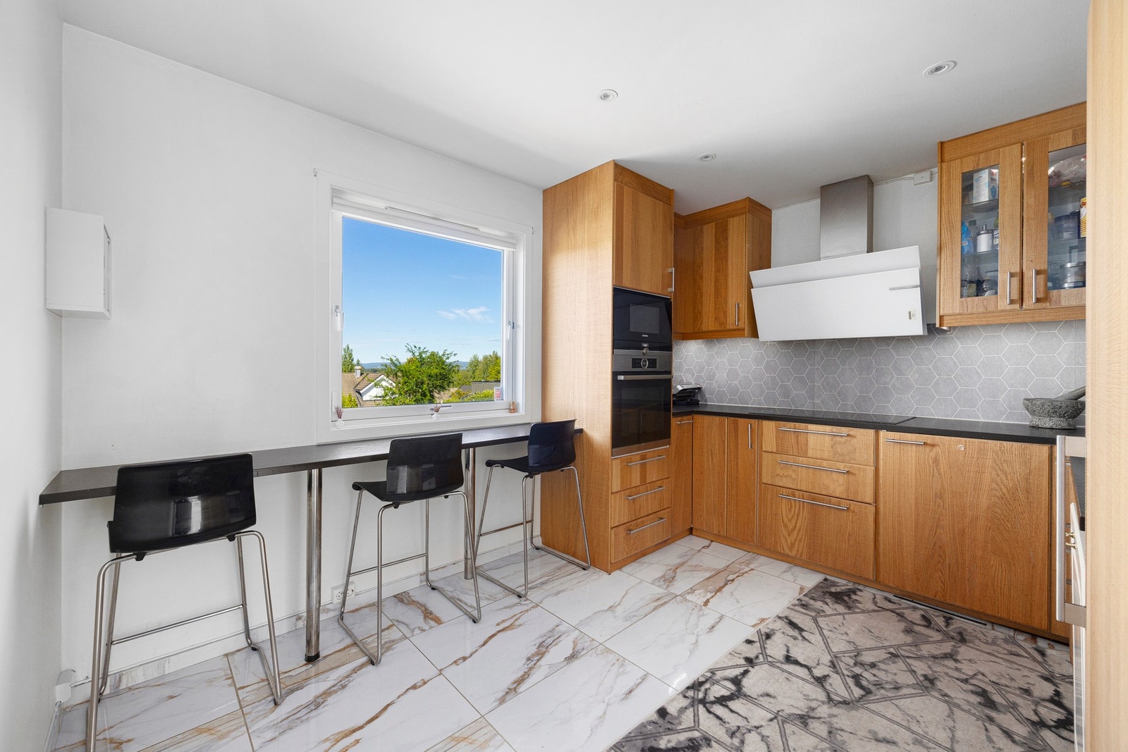 Kjøkkenet har godt med oppbevaringsplass i skapene, samt gode lyskilder med downlights i taket. Galleribilde