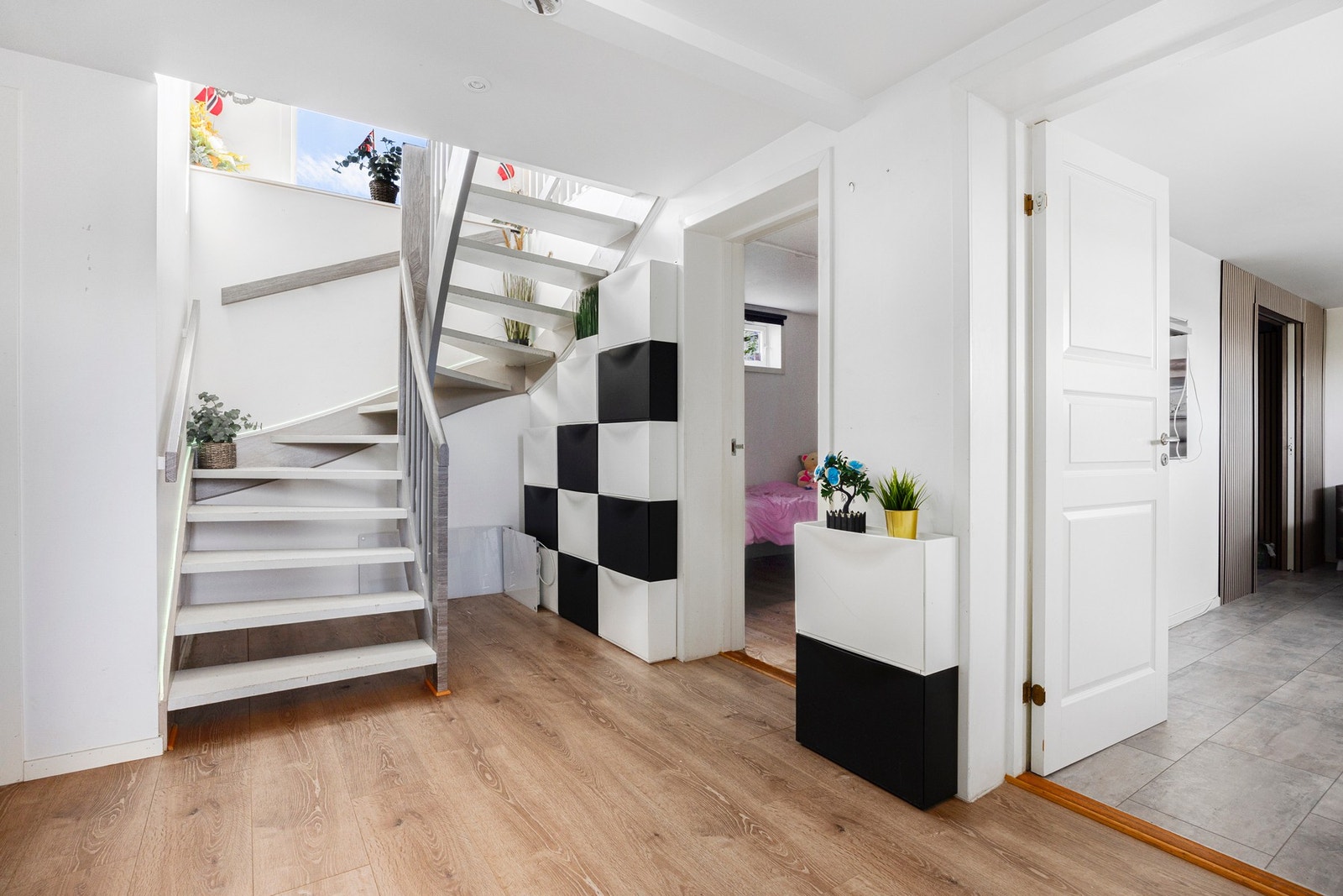 I underetasjen er det en lys entré med downlights i taket. Galleribilde