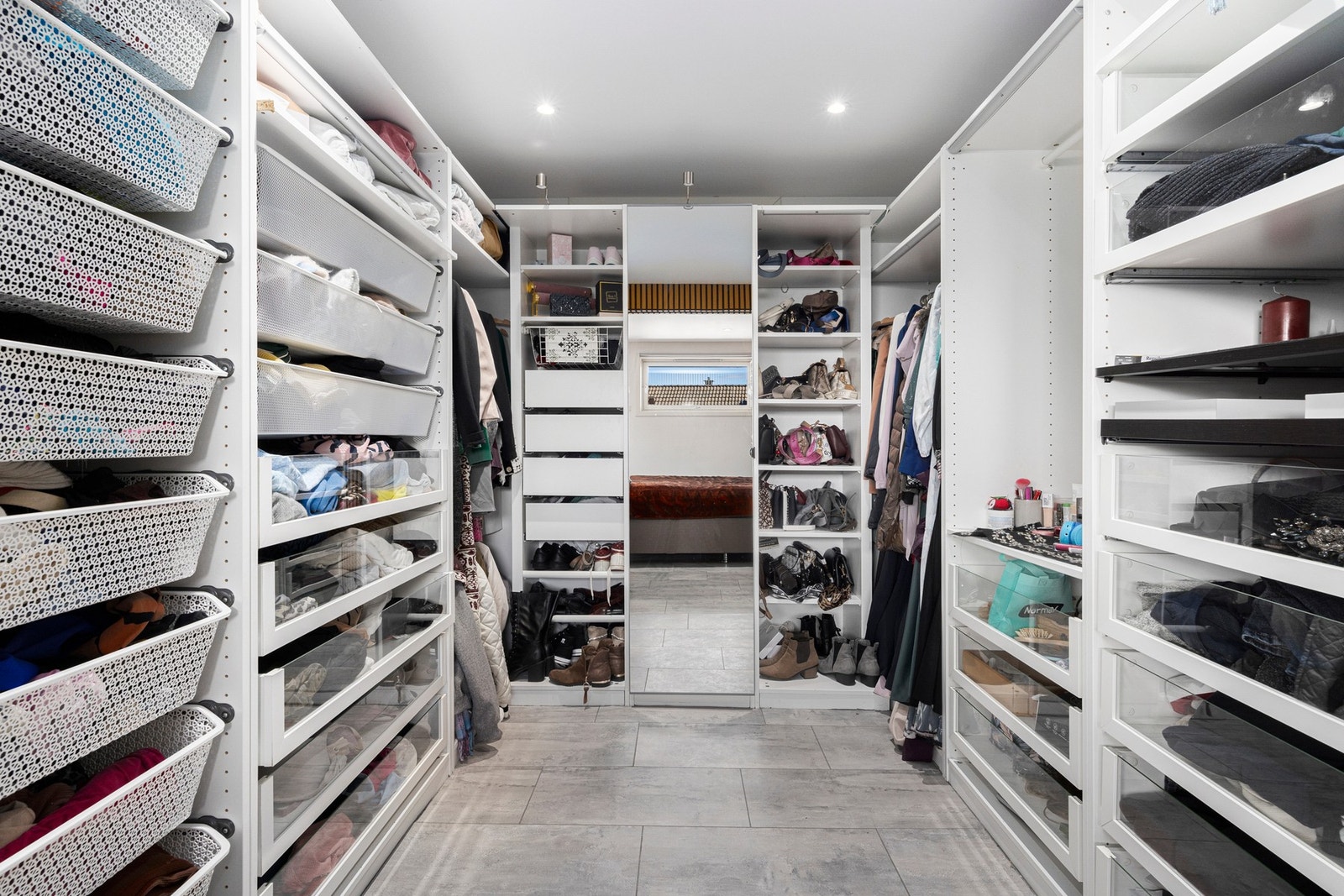 Fra soverommet har man tilgang til walk-in-closet med gode oppbevaringsmuligheter. Galleribilde