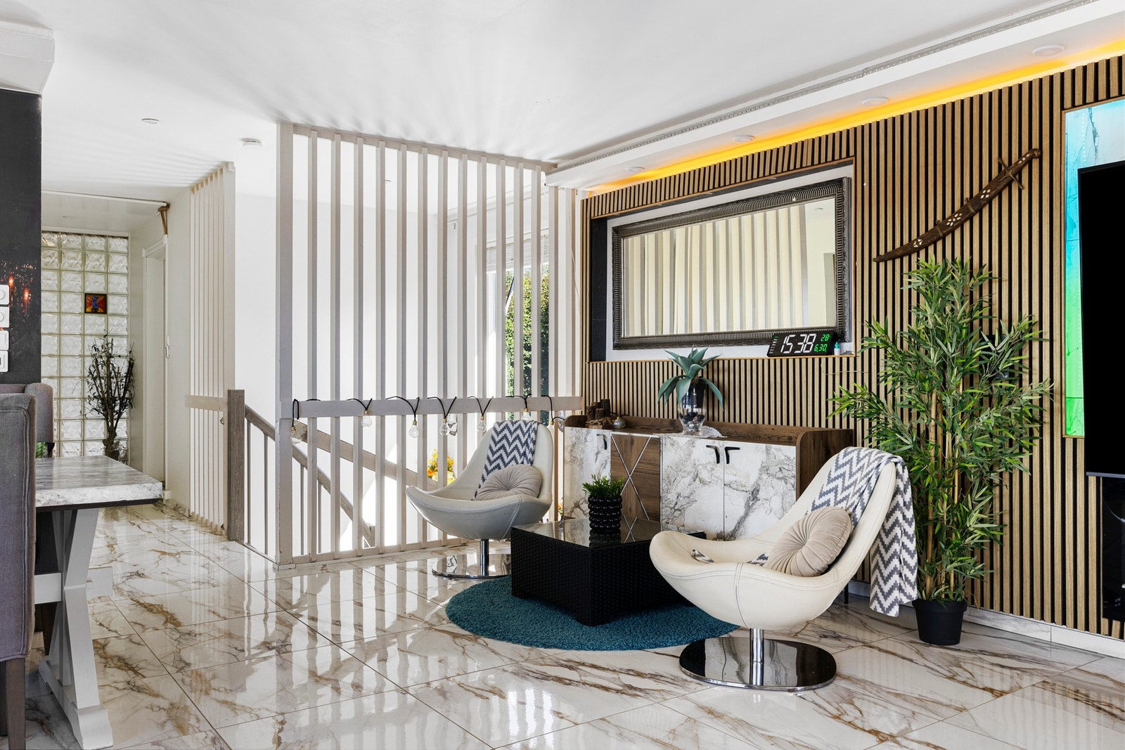 Flislagte gulvflater i stuen gjør rommet praktisk. Galleribilde