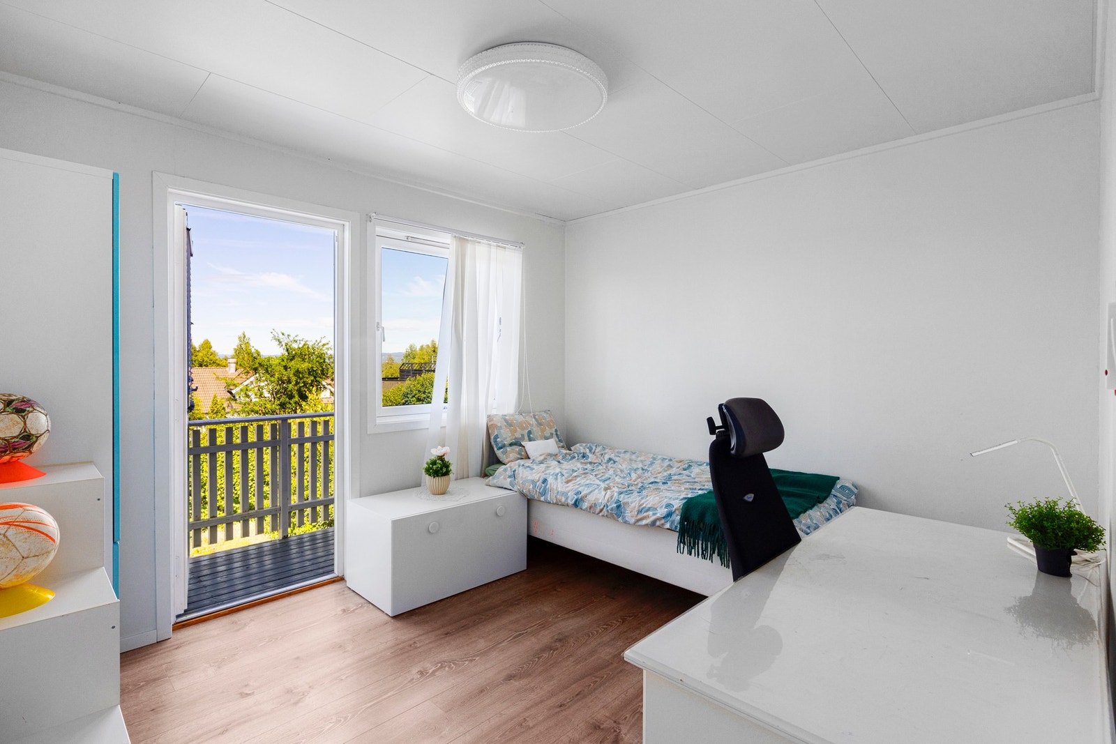 I etasjen er det ett soverom med utgang til terrassen. Galleribilde