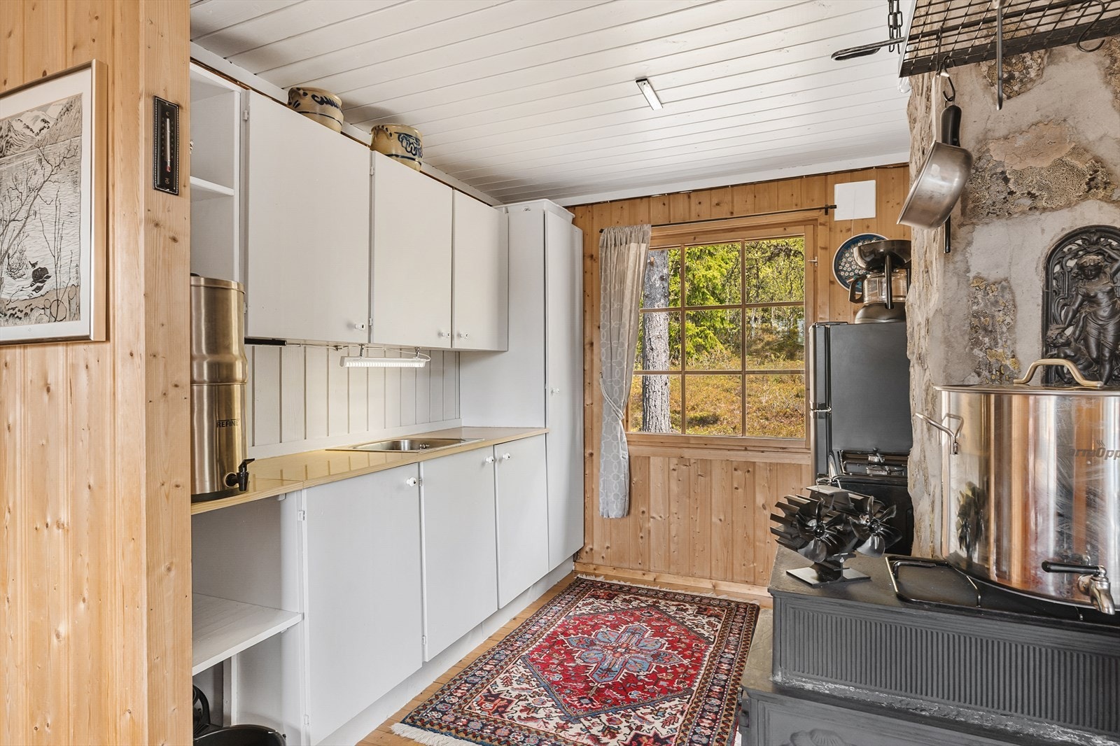 Oppbevaringsplass i både over- og underskap. Galleribilde