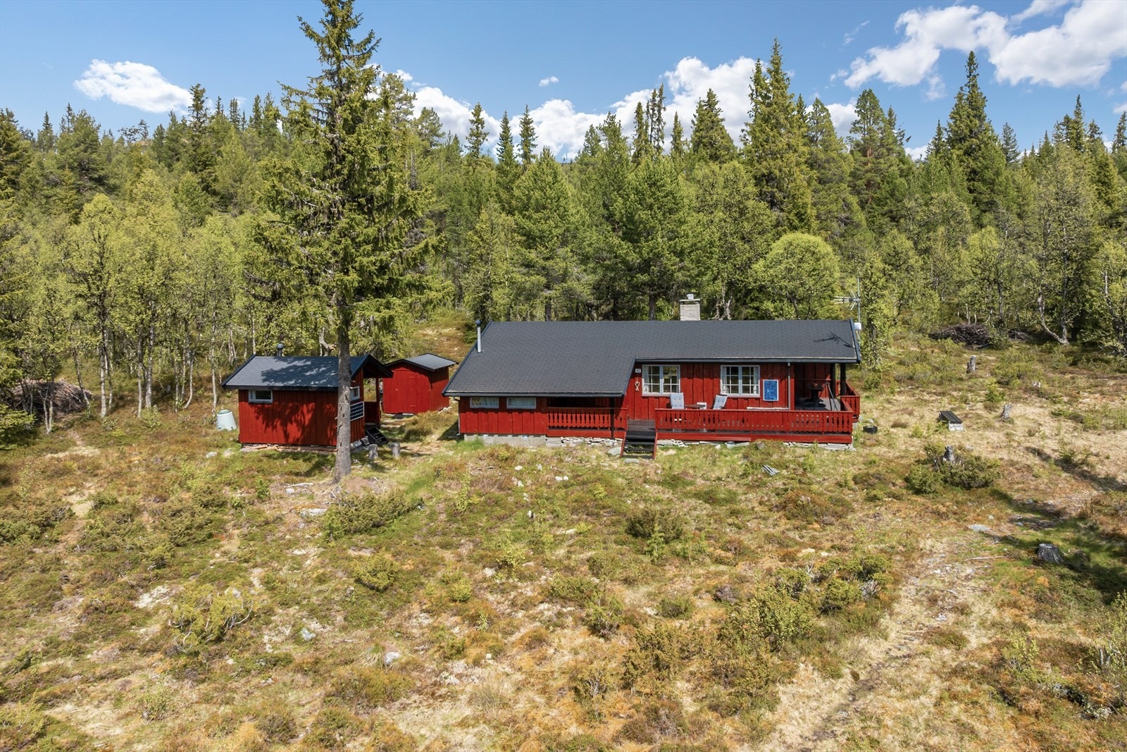 Skardhaugvegen 43 ligger usjenert til i et fredelig område i utkanten av Venabygdsfjellet, ca 890 moh. Galleribilde