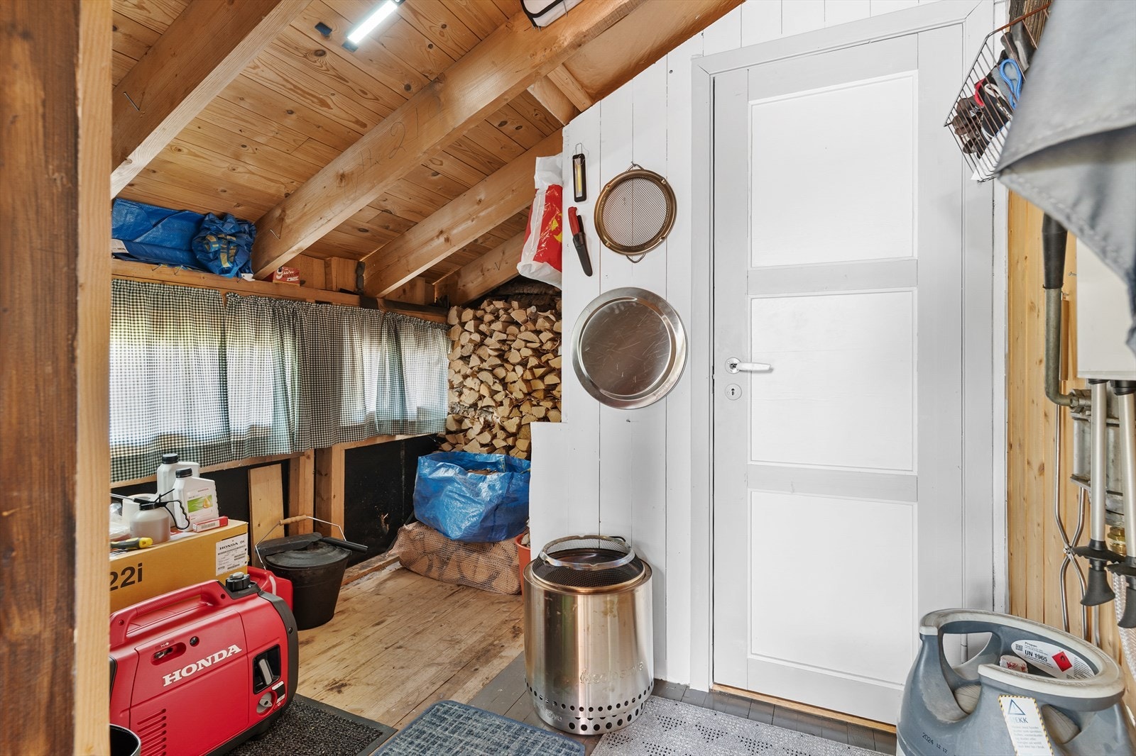 Det er godt med lagringsplass i bod rett utenfor inngangen til hytta. Galleribilde