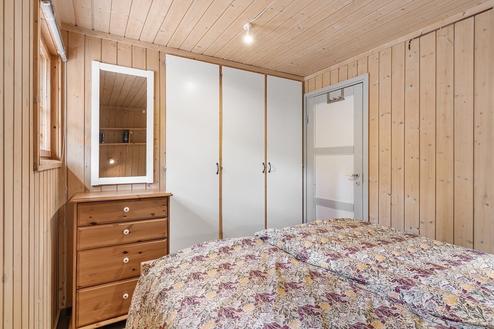 Godt med oppbevaringsplass i plassbygd garderobe. Galleribilde