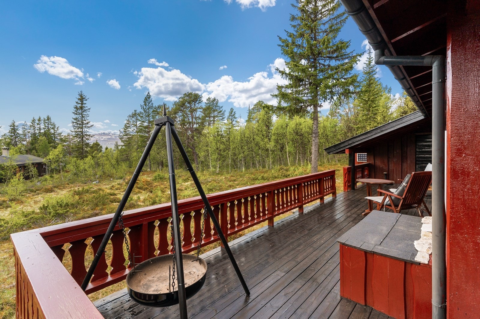 Fra terrassen er det fint utsyn mot omkringliggende områder. Galleribilde