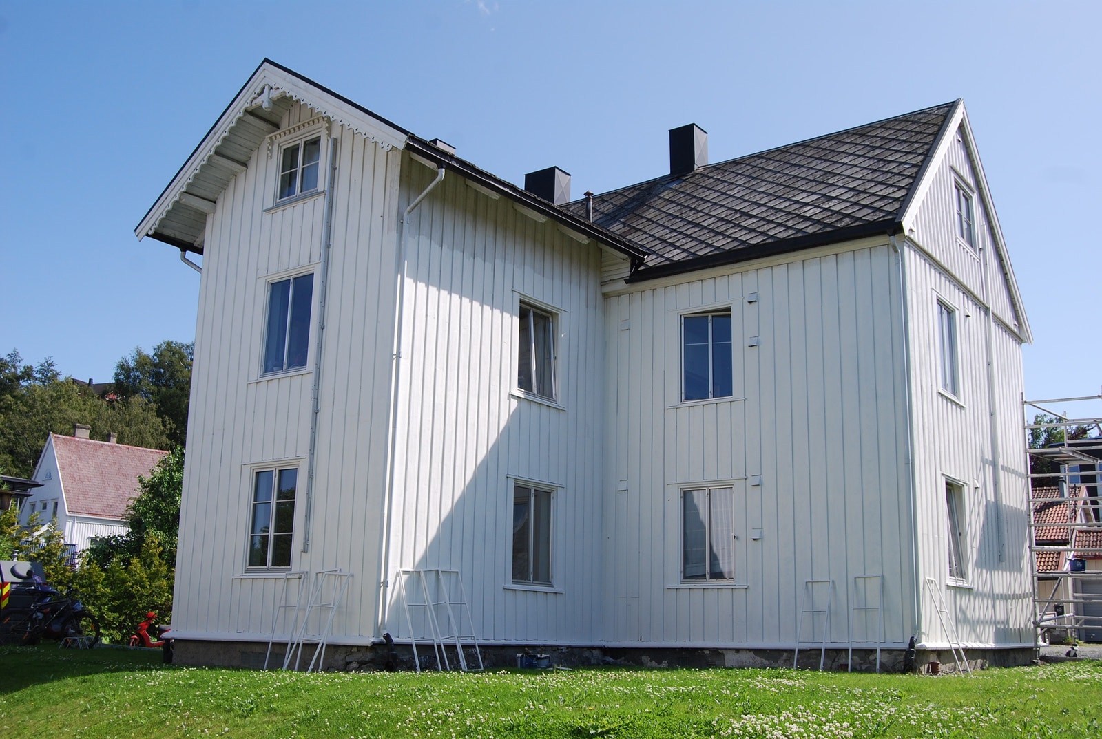 Velkommen til Øystein Møylas veg 9. Det ledige rommet ligger i 3.etg. til høyre i bildet. Brannstige fra vindu. Galleribilde