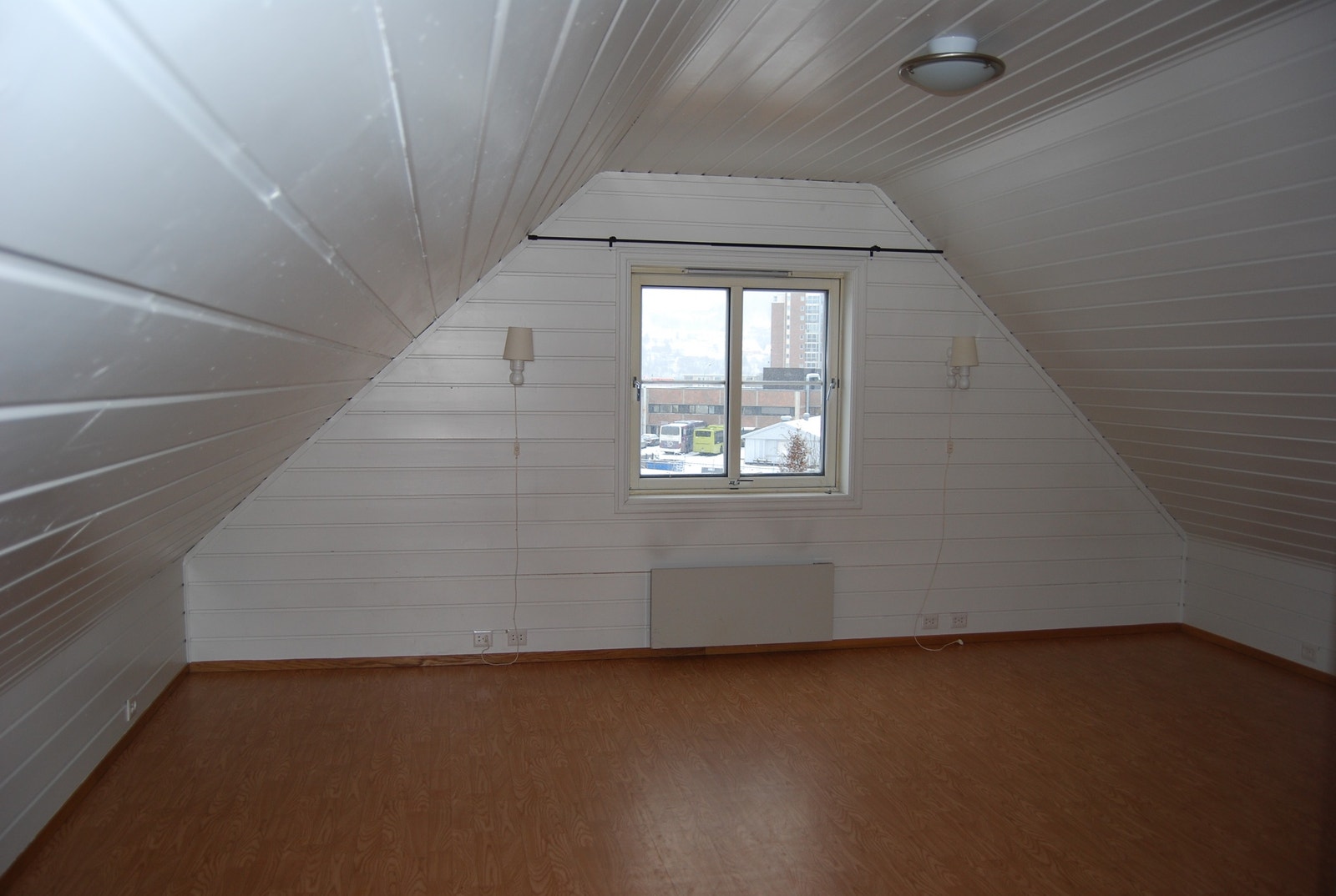 Rom 3.1: Koselig rom med lyse overflater. Galleribilde