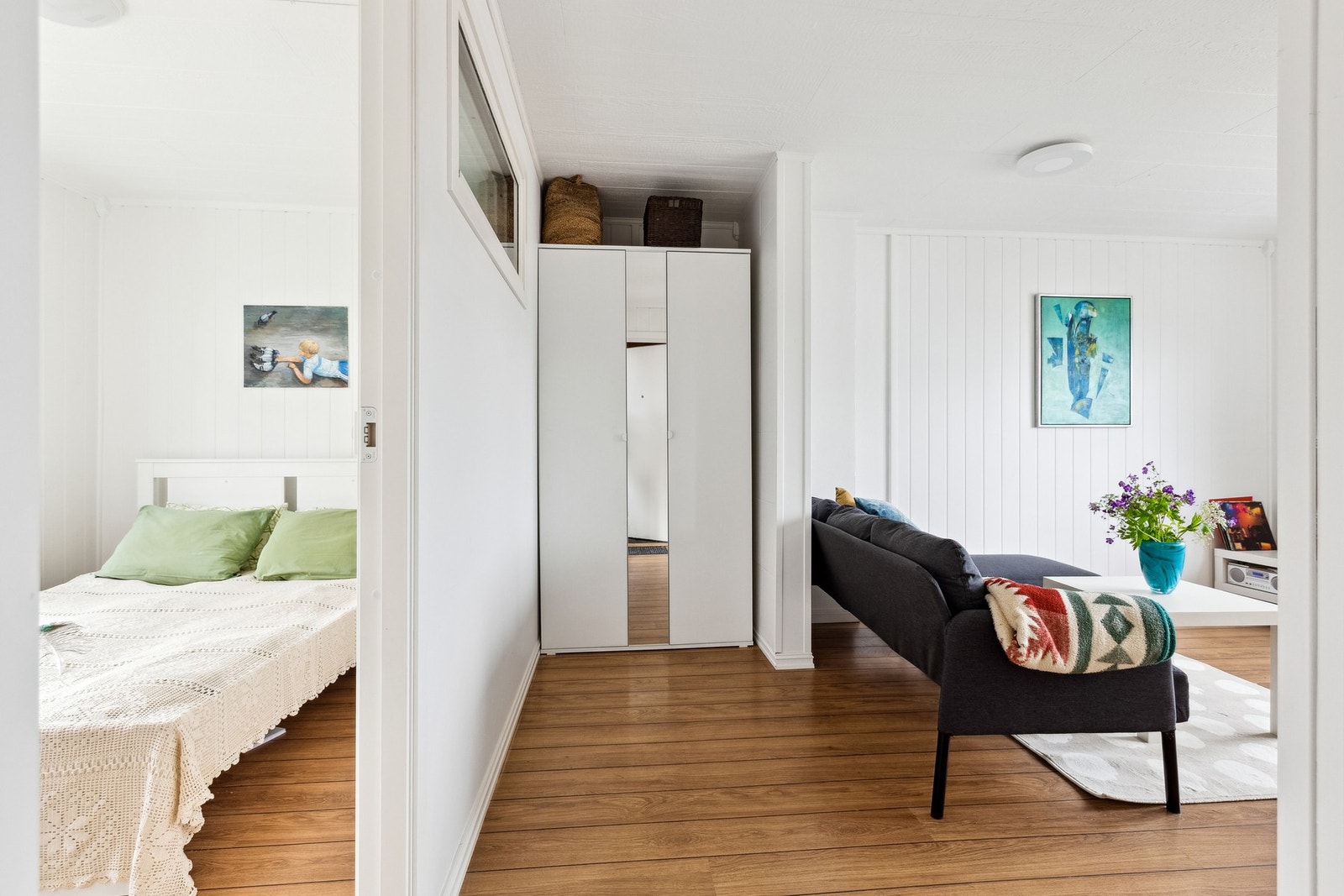 Varmtvannsbereder på 115L er fra 2007, og det elektriske anlegget ble oppgradert i 2025. Galleribilde