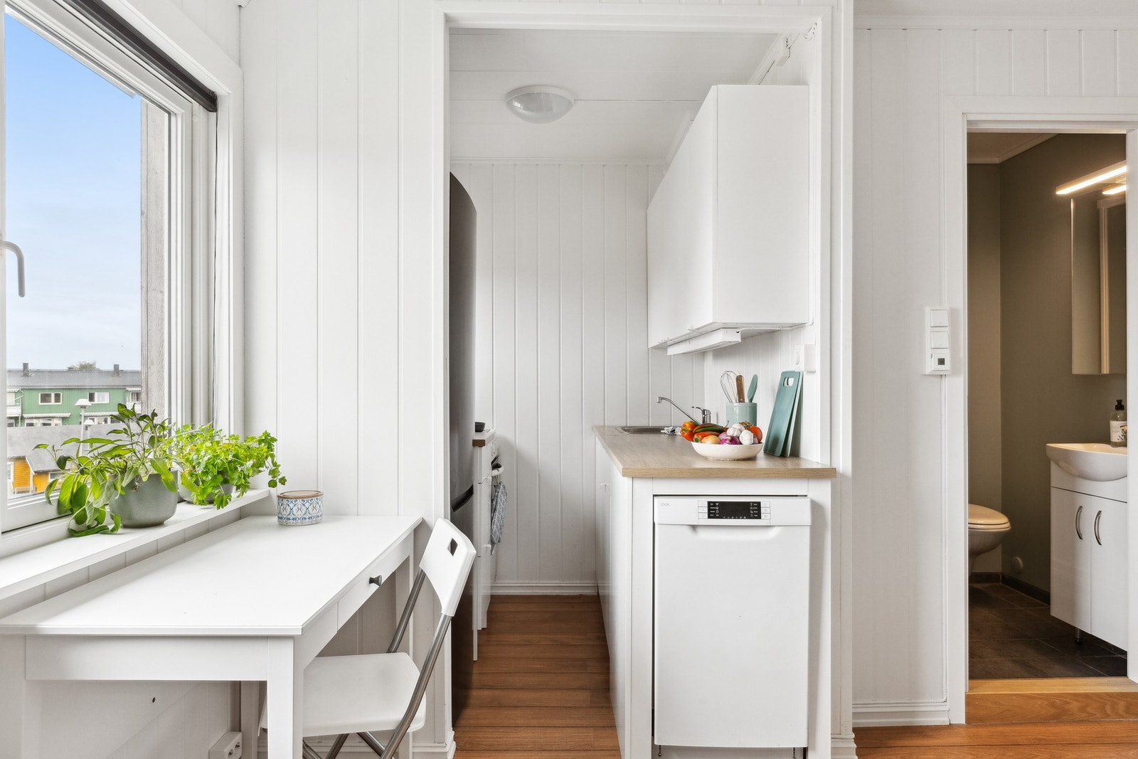 Ny eier kan montere en vaskemaskin under benkeplaten på kjøkkenet hvis det er ønskelig, eller benytte seg av vaskekjeller med vaskemaskin. Galleribilde