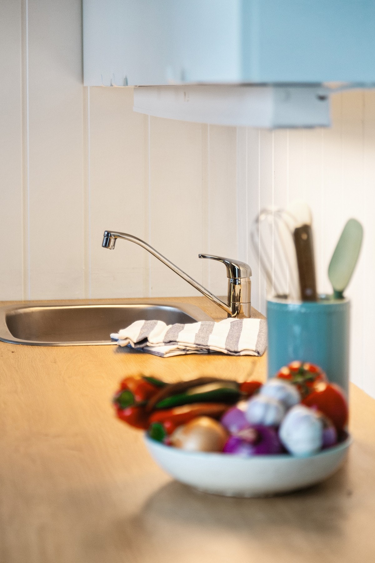 Borettslaget skiftet vinduer i 2011, la nytt tak i 2013, og installerte nytt pipeløp i 2024. Galleribilde