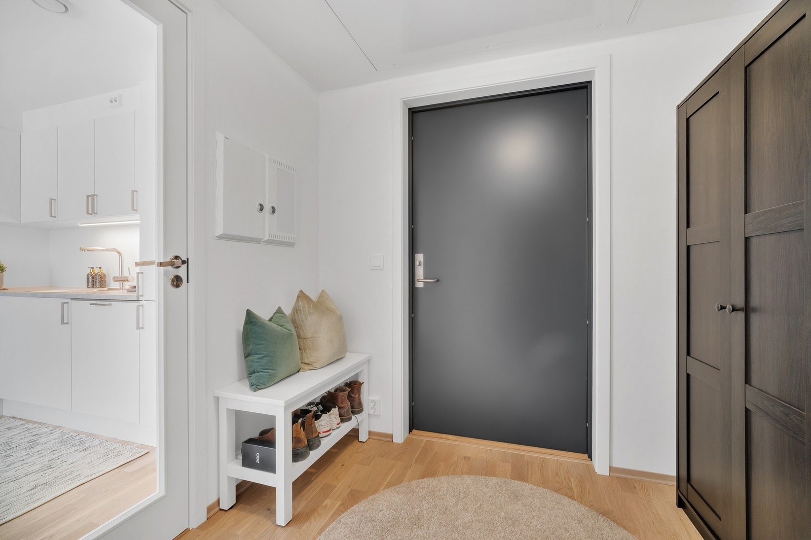 Romslig gang med god plass for oppvaring og garderobeskap. Galleribilde