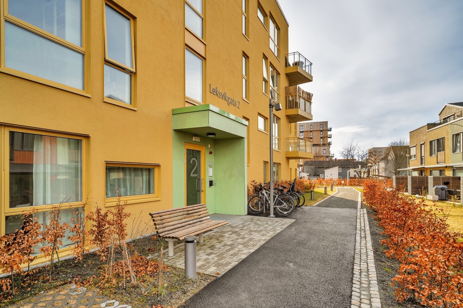 Hyggelig inngangsparti med utvendig sykkelparkering. Lilleby har svært trivelig internveier og grøntområder Galleribilde