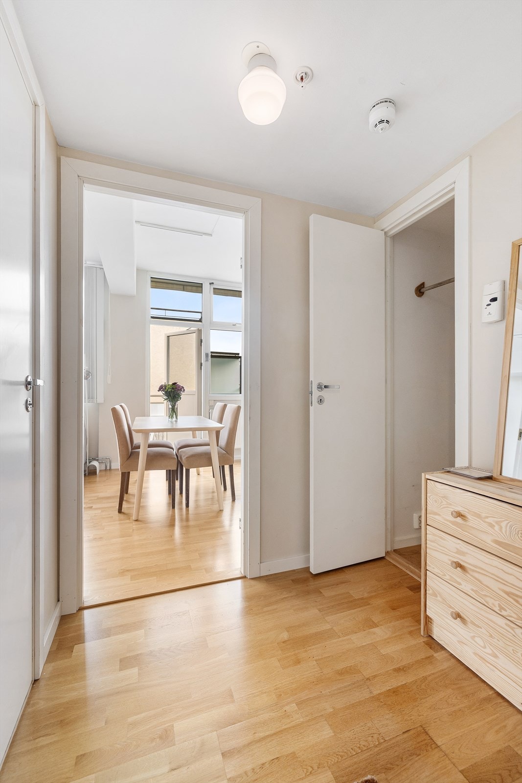 I leiligheten møtes du av en lys entré som gir et godt førsteinntrykk. Galleribilde