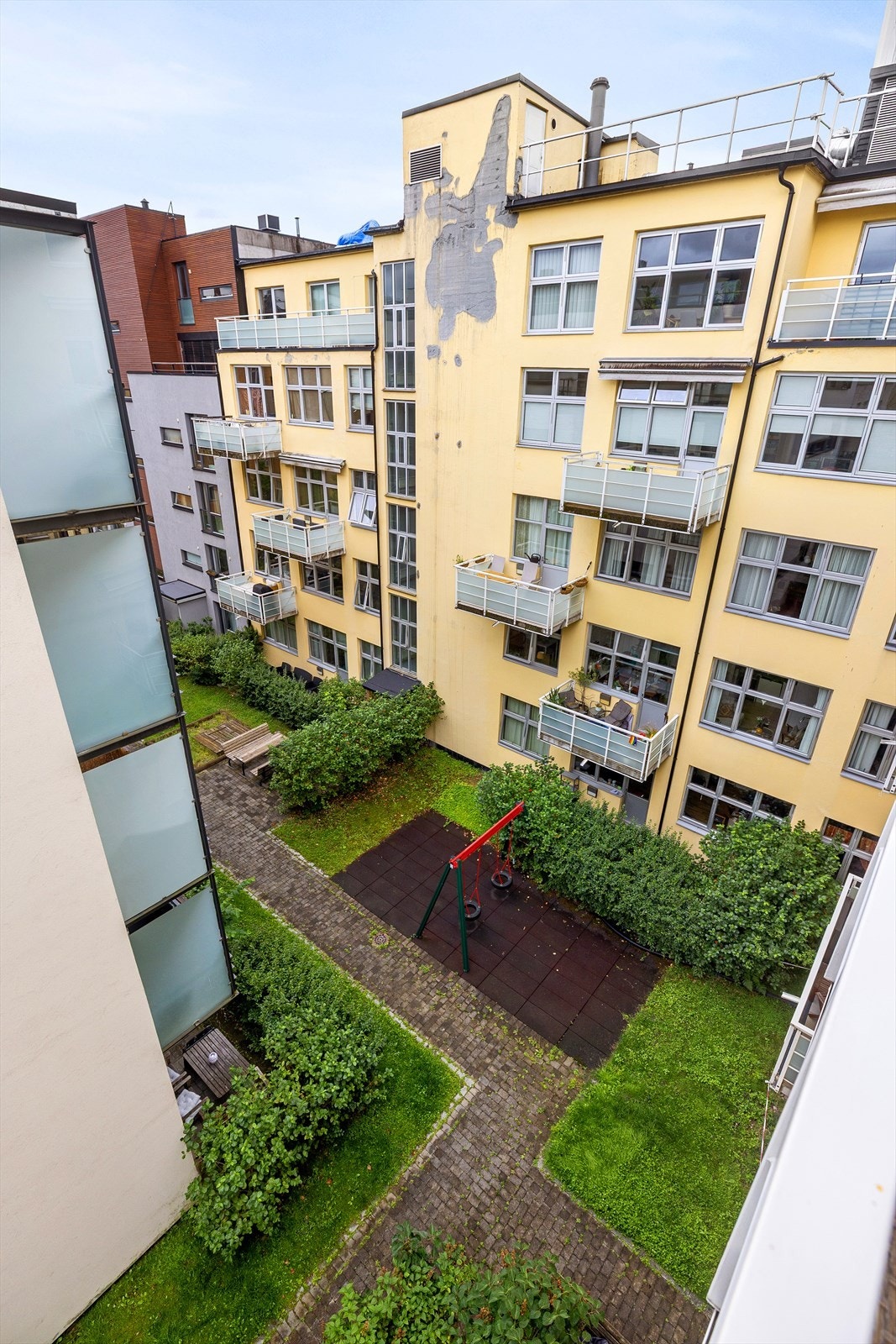 Rolig og tilbaketrukket beliggenhet med fint utsyn mot bakgården. Galleribilde