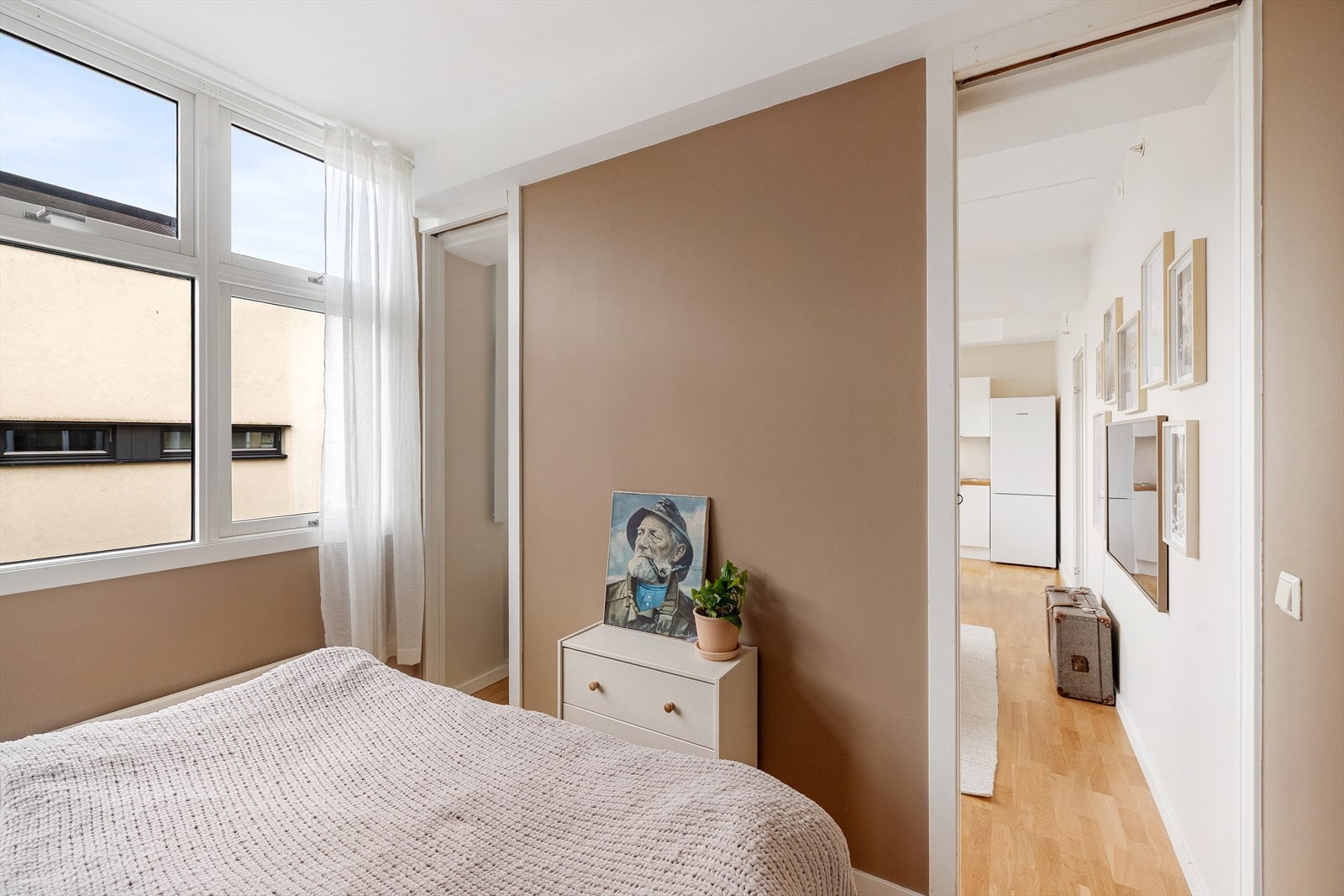 Soverommet er malt i en delikat fargetone og har store vinduer som sikrer godt med lys og luft. Galleribilde