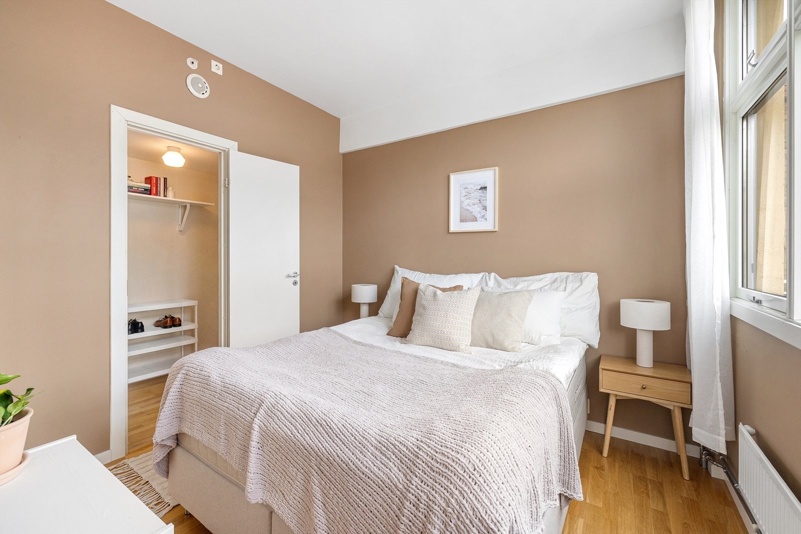 Det er plass til dobbeltseng med tilhørende nattbord. Galleribilde