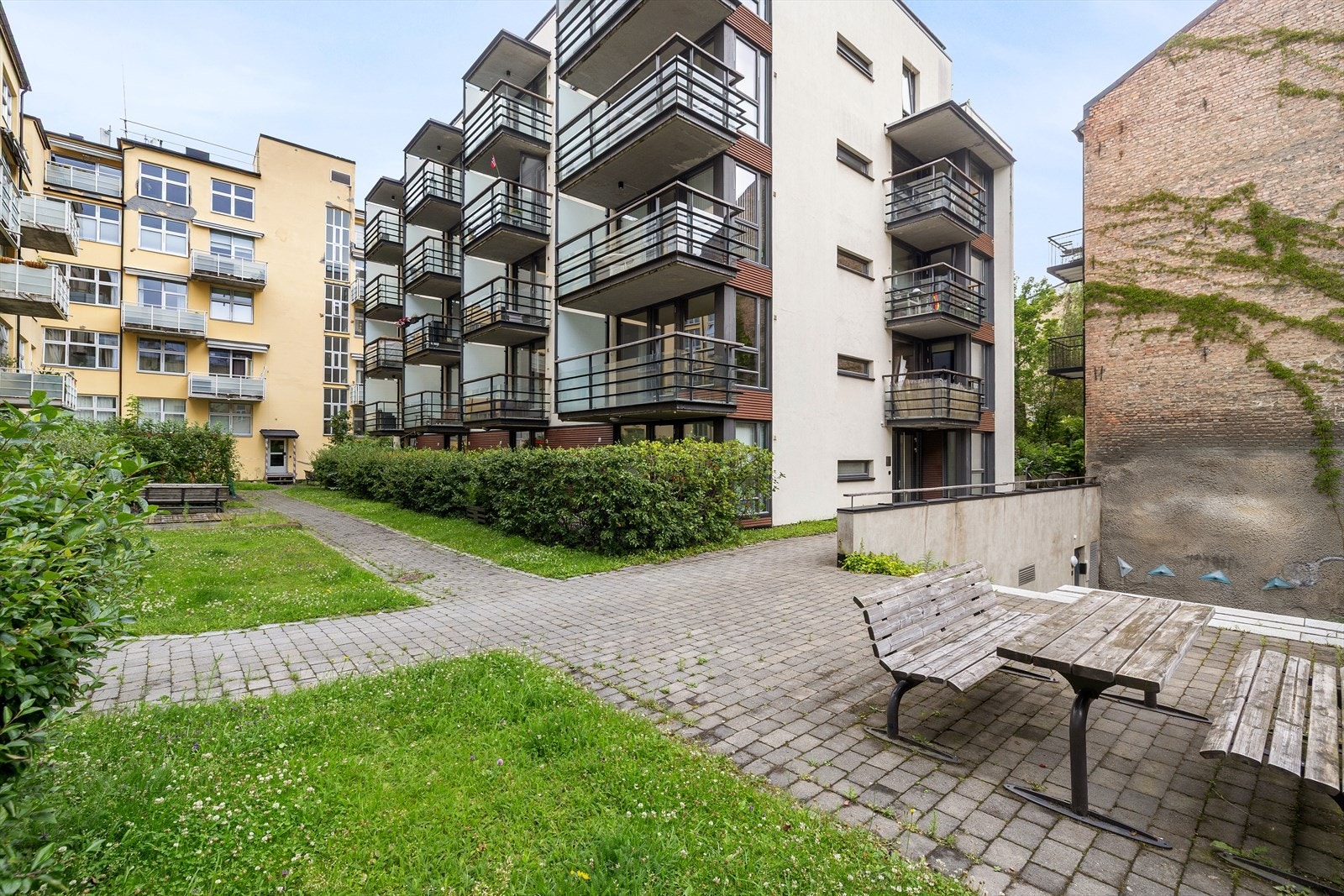 Fellesarealene er pent opparbeidet med brostein, beplantning og plen. Galleribilde