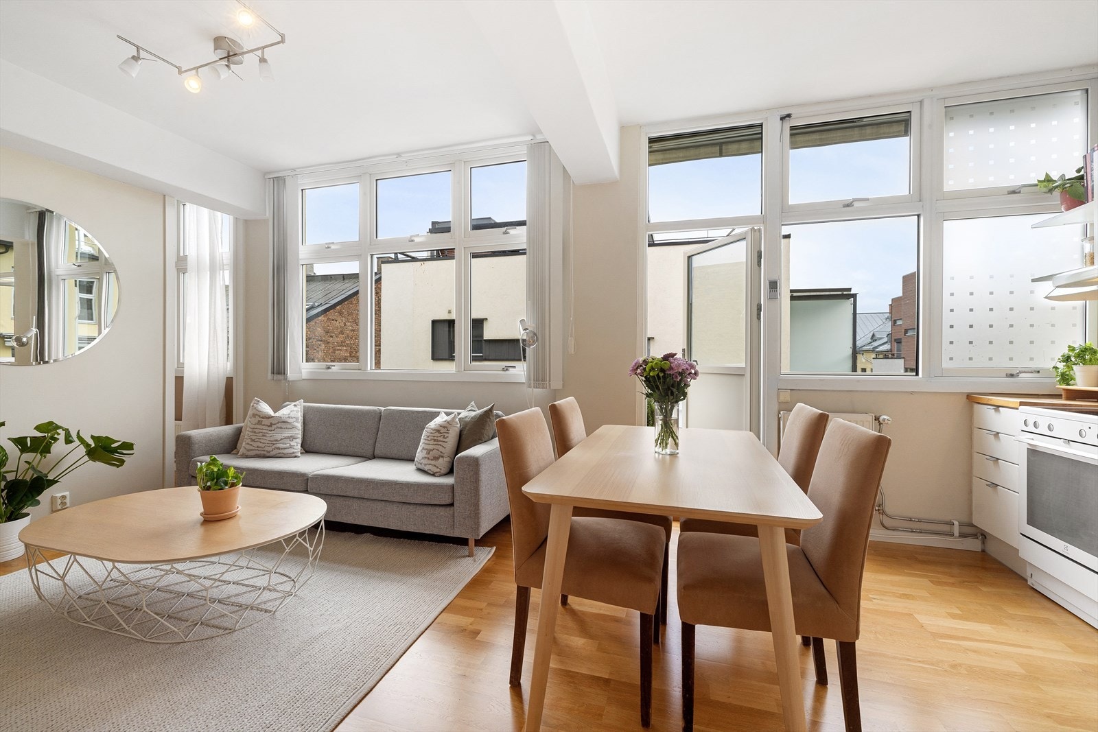 Leiligehten ligger i 5. etasje og inneholder entré, kjøkken, stue, bad, soverom og boder. Galleribilde