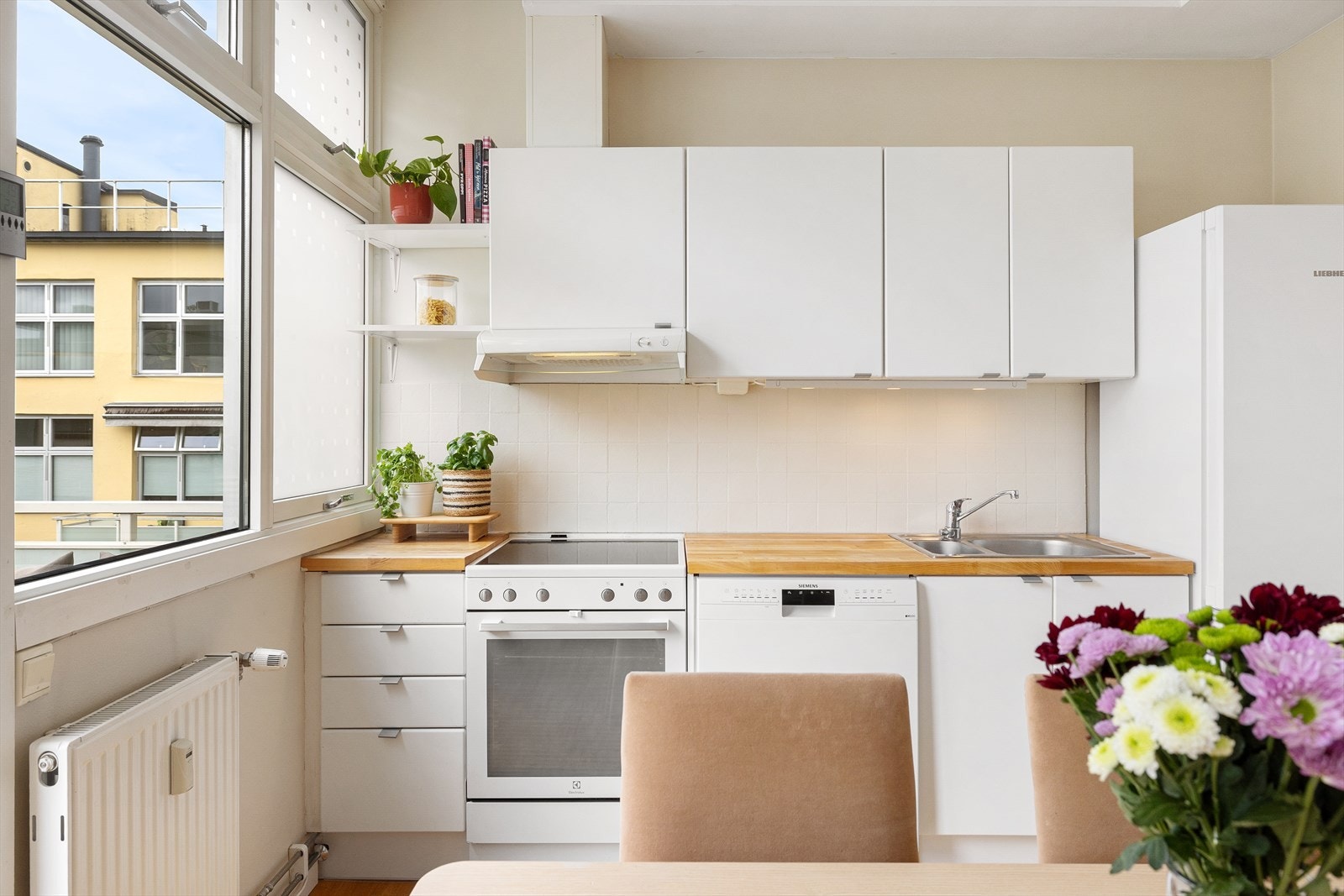 På kjøkkenet er det godt med lagringsplass i både skap og skuffer, samt god plass til matlaging. Galleribilde